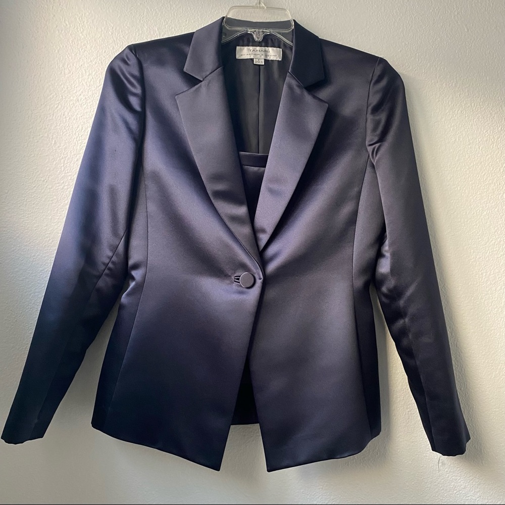 087. Tahari 2- Piece Blazer and Matching Top Set - Picture 16 of 16